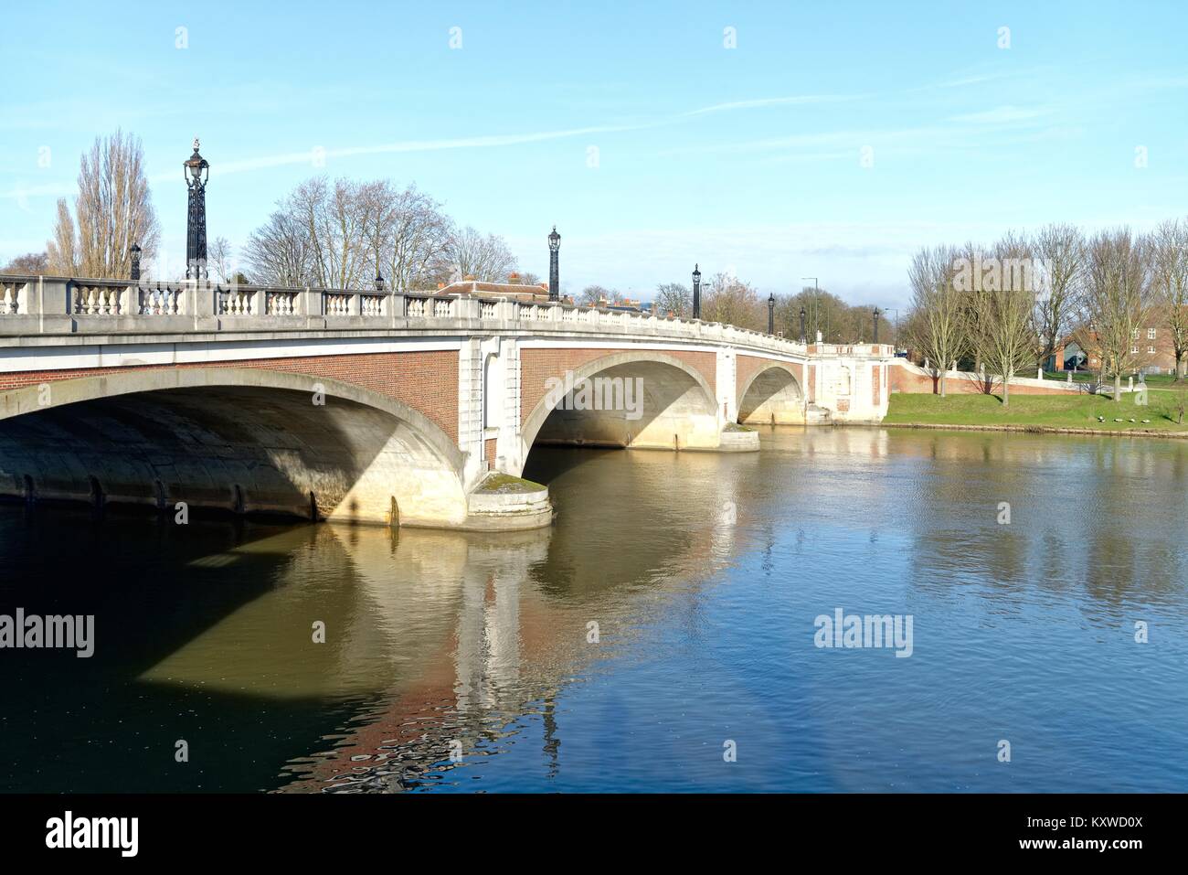 Themse und Hampton Court Bridge West London England Großbritannien Stockfoto