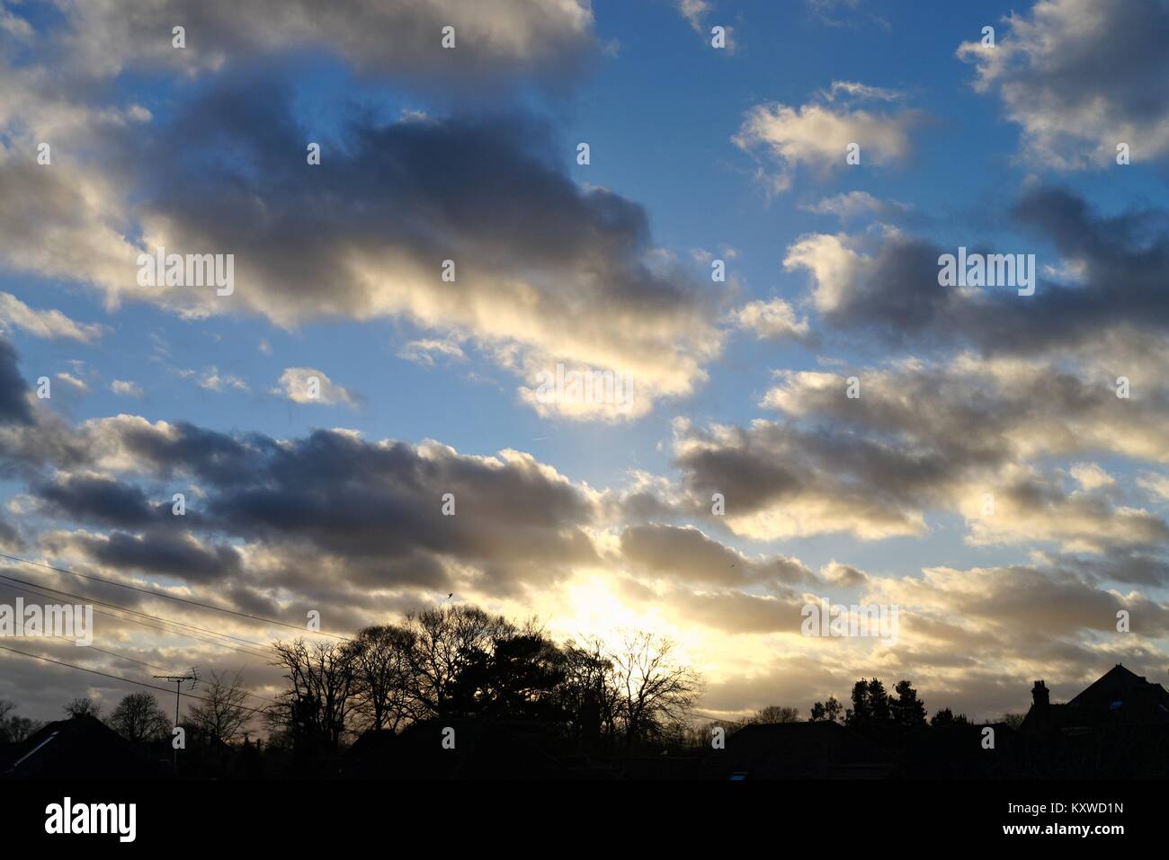Dramatische Wolkenbildung auf der Winter Tag Sonnenuntergang Stockfoto