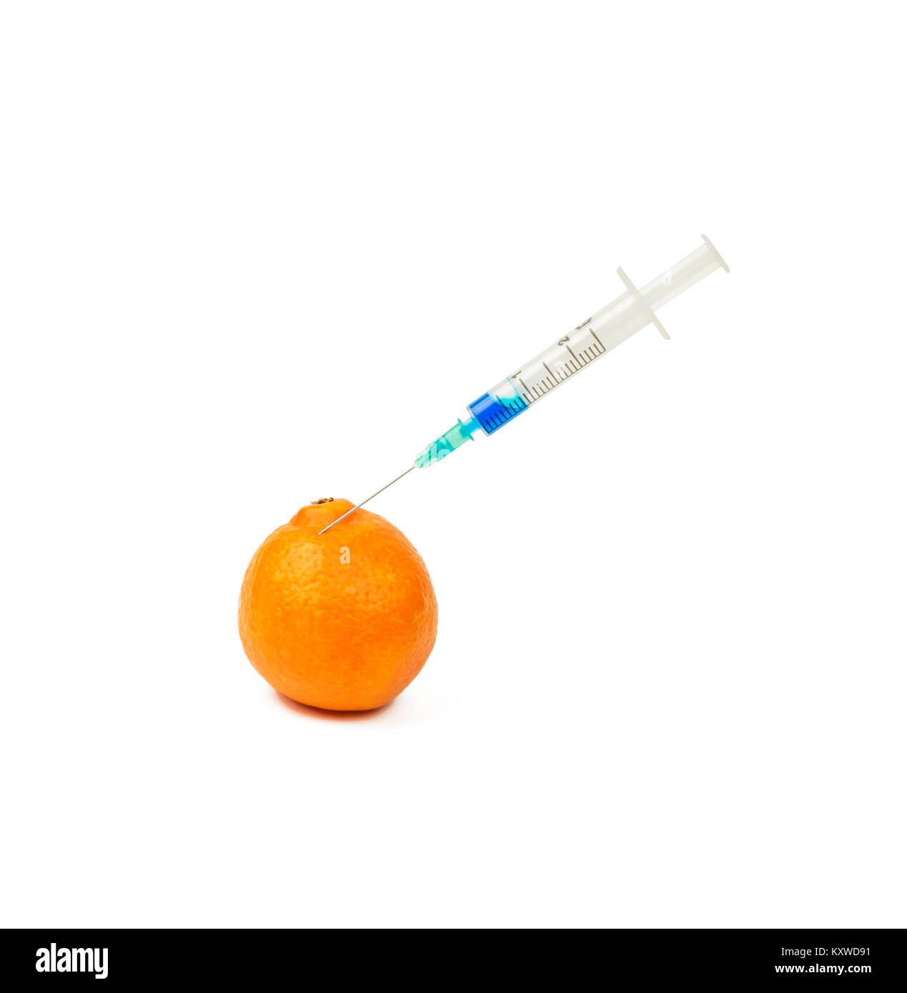 Auf einem weißen Hintergrund ist das Mandarin mit einer Nadel eines medizinischen Spritze mit blauer Flüssigkeit klemmt Stockfoto
