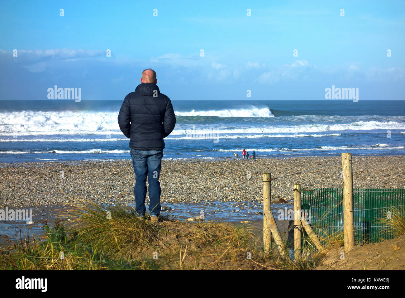 Der Mensch allein aus Blick auf das Meer bei porthtowan, in Cornwall, England, Großbritannien, Großbritannien. Stockfoto