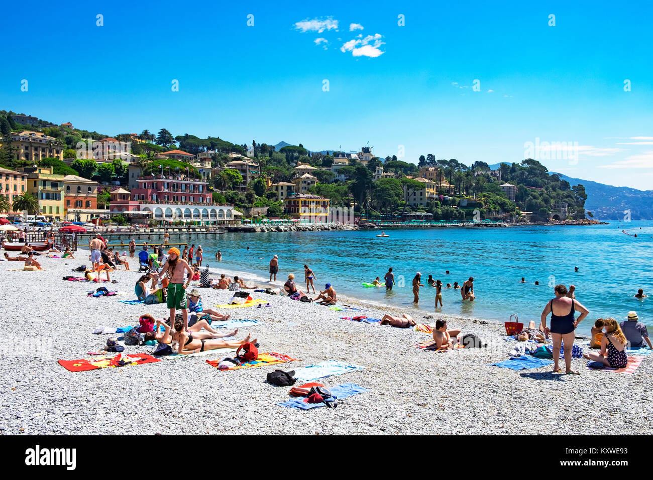 Anfang Sommer am Strand von Santa Margherita Ligure an der italienischen Riviera, Ligurien, Italien. Stockfoto