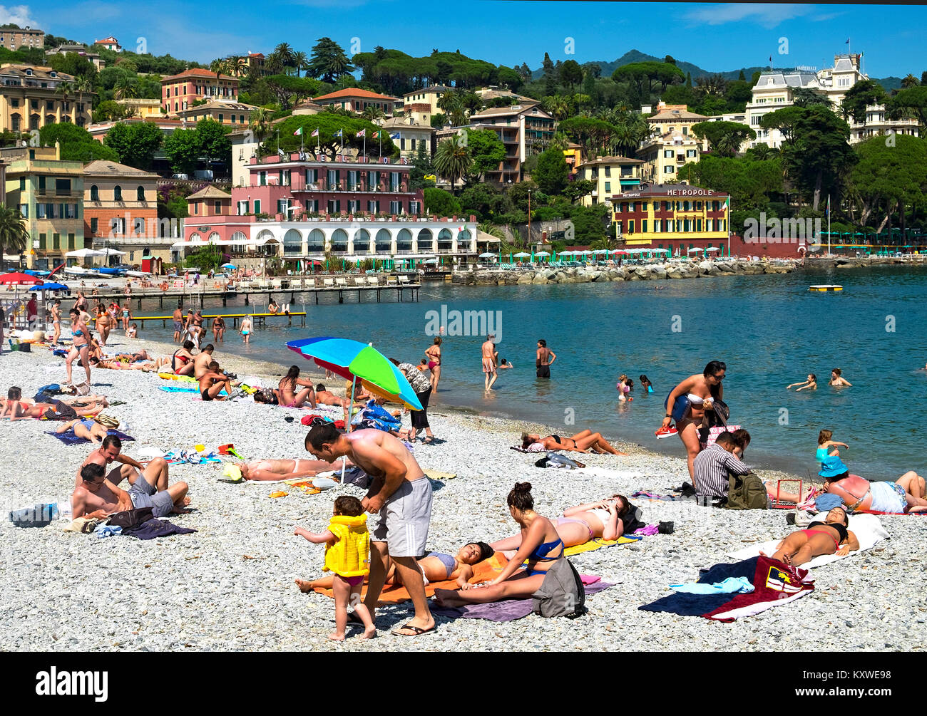 Anfang Sommer am Strand von Santa Margherita Ligure an der italienischen Riviera, Ligurien, Italien. Stockfoto