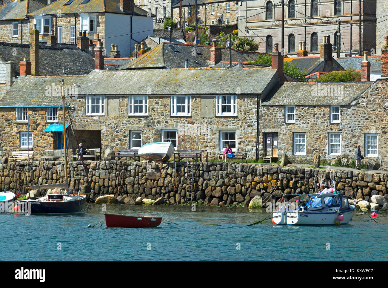 Traditionelle Steinhäuser rund um den Hafen von mousehole in Cornwall, England, Großbritannien, Großbritannien. Stockfoto