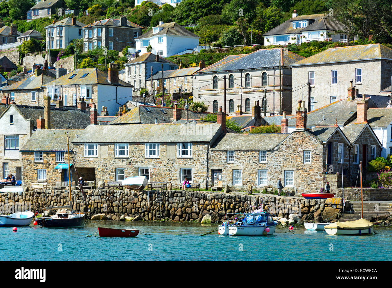 Traditionelle Steinhäuser rund um den Hafen von mousehole in Cornwall, England, Großbritannien, Großbritannien. Stockfoto