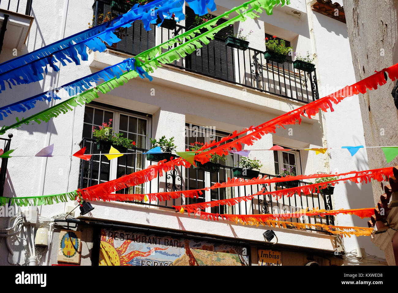 Häuser und Straße Dekorationen für Mitte Sommer Eva, St. Johns eve traditionelle Feiern in Tossa de Mar, Katalonien, Spanien. Stockfoto