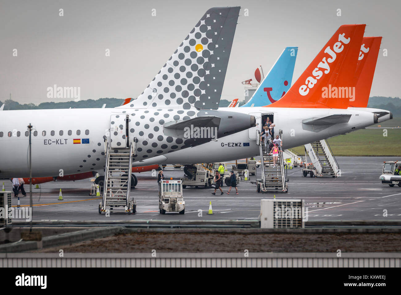 Haushalt und Urlaub airline Flugzeug am Gate Newcastle International Airport, als Passagiere aussteigen Stockfoto