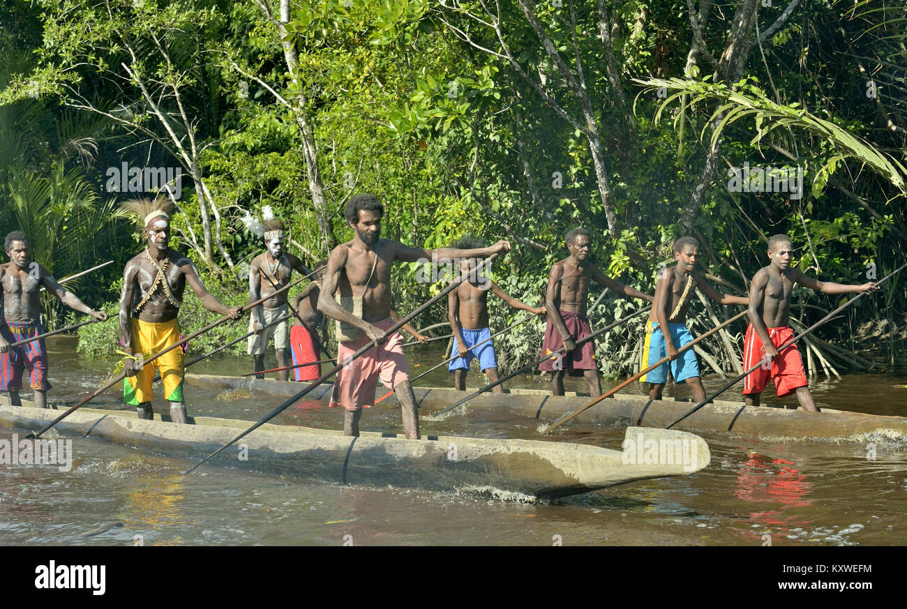 Indonesien, IRIAN JAYA, ASMAT PROVINZ, JOW DORF - 23. Juni: Kanu Krieg Zeremonie der Asmat Menschen. Headhunter eines Stammes von Asmat. Neuguinea Insel, Stockfoto