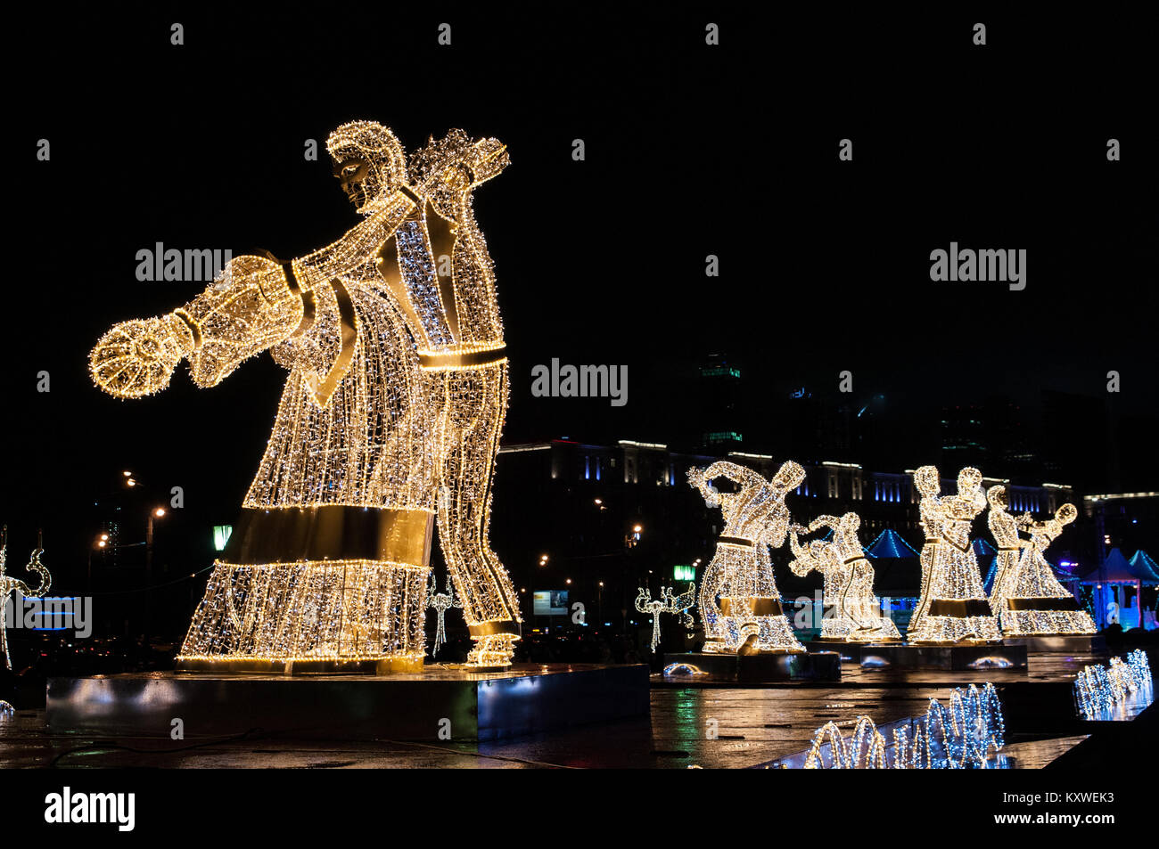 Riesige Figuren von Tänzern errichtet für das Festival Reise nach Weihnachten 2017-2018, Moskau, Russland Stockfoto