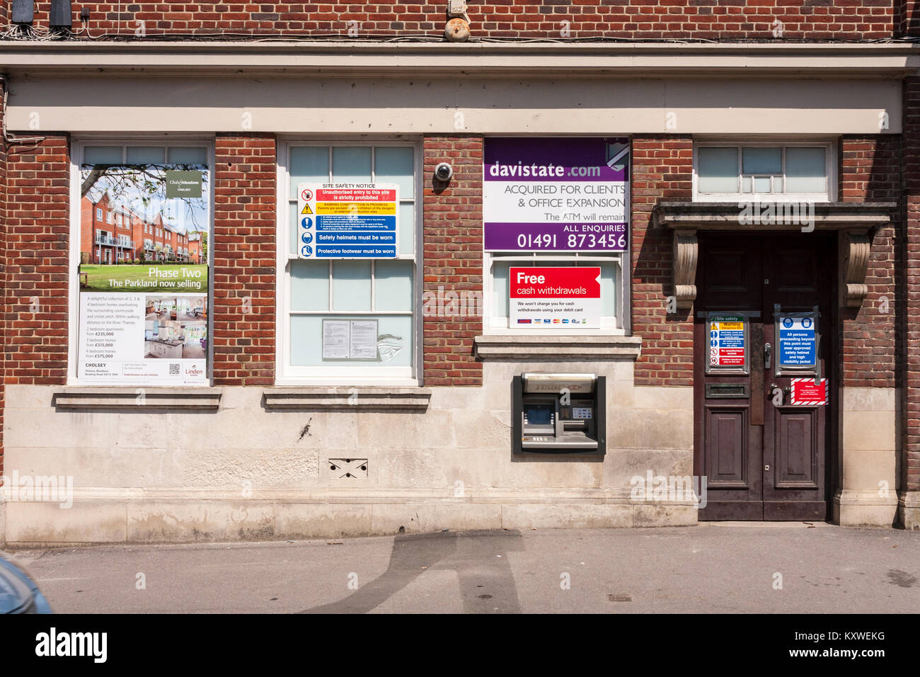 Geschlossen Bank in kleinen Berkshire Stadt mit Bekanntmachungen von Wohnungen. Goring, Berkshire, GB, UK Stockfoto