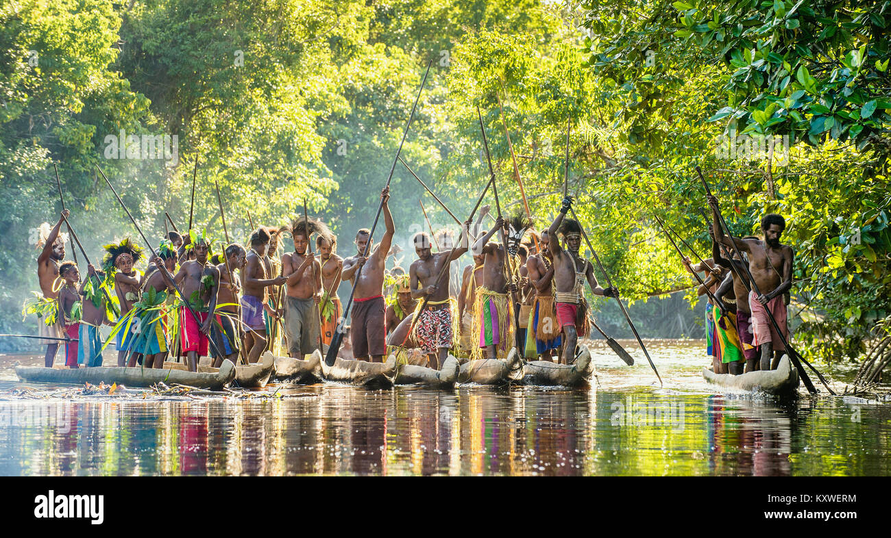 Indonesien, IRIAN JAYA, ASMAT PROVINZ, JOW DORF - 23. Juni: Kanu Krieg Zeremonie der Asmat Menschen. Headhunter eines Stammes von Asmat. Neuguinea Insel, Stockfoto