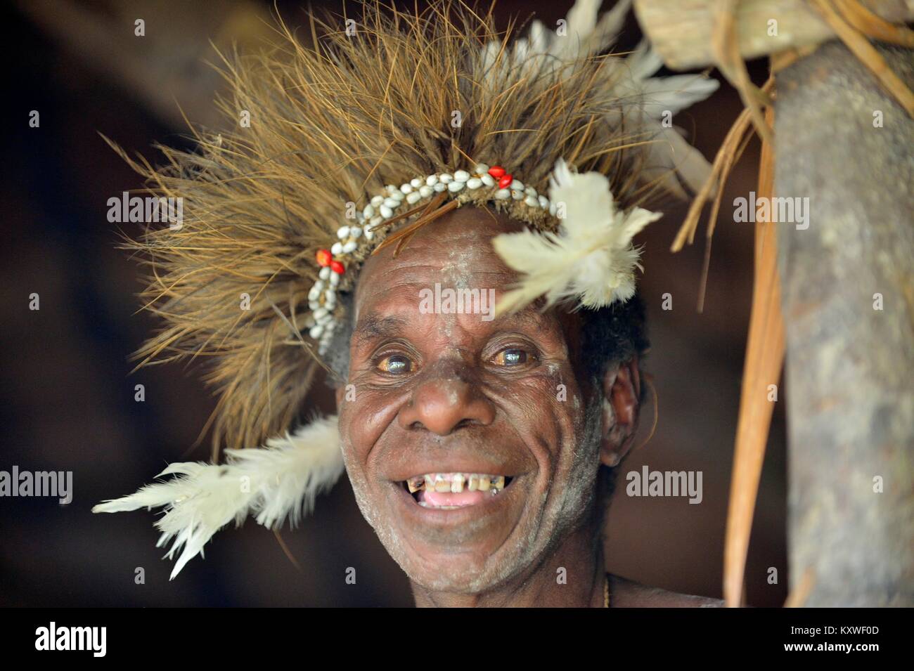 ATSY YOUW DORF, Bezirk, ASMAT REGION, IRIAN JAYA, Neuguinea, Indonesien - 23. MAI 2016: Lächelnde Mann vom Stamm der Asmat Menschen in das Ritual Stockfoto