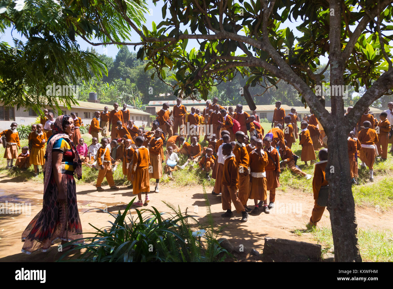 Kinder in Uniformen spielen in den Patio der Grundschule in ländlicher Umgebung in der Nähe von Arusha, Tansania, Afrika. Stockfoto