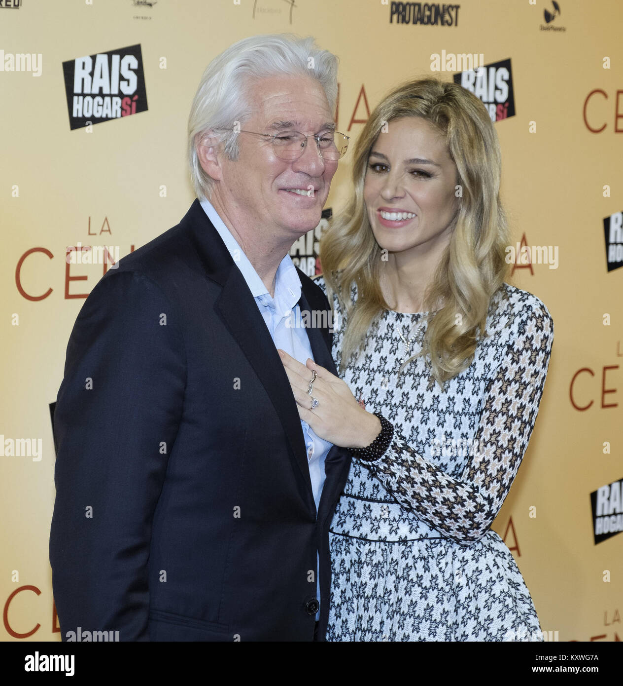 US-Schauspieler Richard Gere und sein Partner Alejandra Silva posieren auf dem roten Teppich, wie er kommt für die Premiere des Films "Das Abendessen" in Madrid Mit: Richard Gere, Alejandra Silva Wo: Madrid, Spanien Wann: 11 Dec 2017 Credit: Oscar Gonzalez/WENN.com Stockfoto