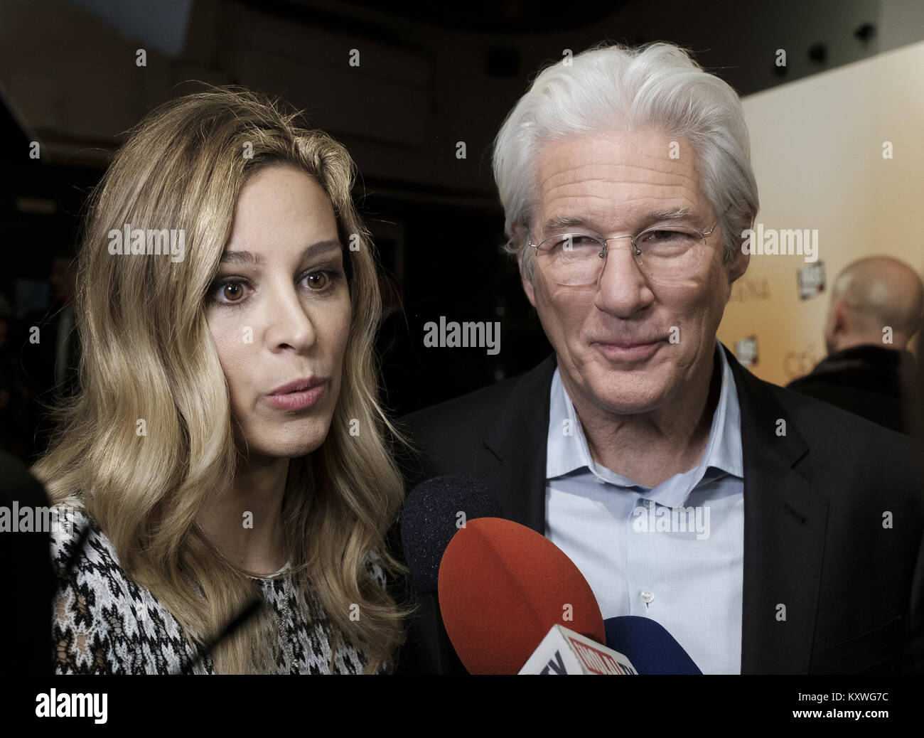 US-Schauspieler Richard Gere und sein Partner Alejandra Silva posieren auf dem roten Teppich, wie er kommt für die Premiere des Films "Das Abendessen" in Madrid Mit: Richard Gere, Alejandra Silva Wo: Madrid, Spanien Wann: 11 Dec 2017 Credit: Oscar Gonzalez/WENN.com Stockfoto
