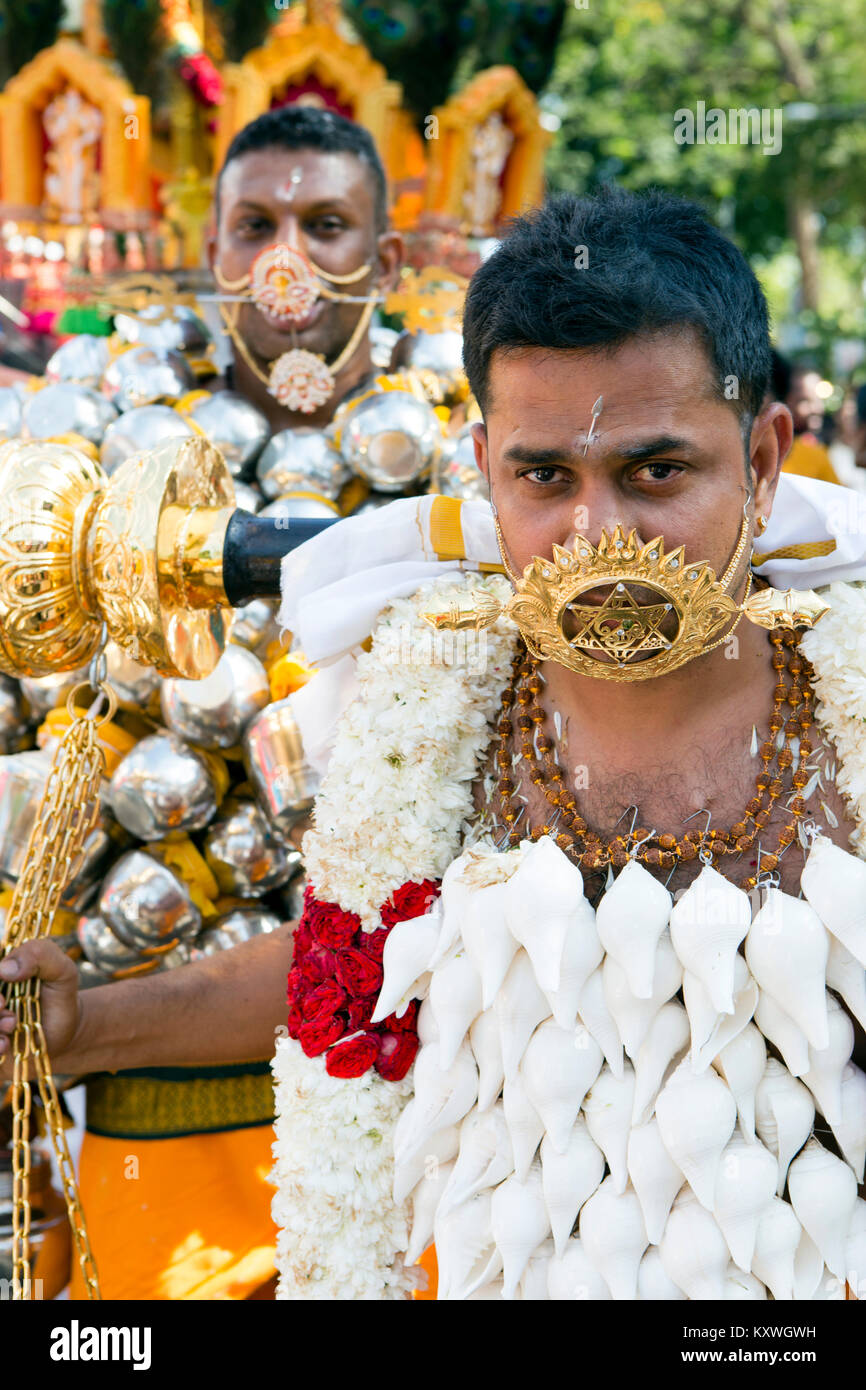 Hinduistische Gläubige während der jährlichen Prozession von Thaipusam in Georgetown, Insel Penang, Malaysia. Stockfoto