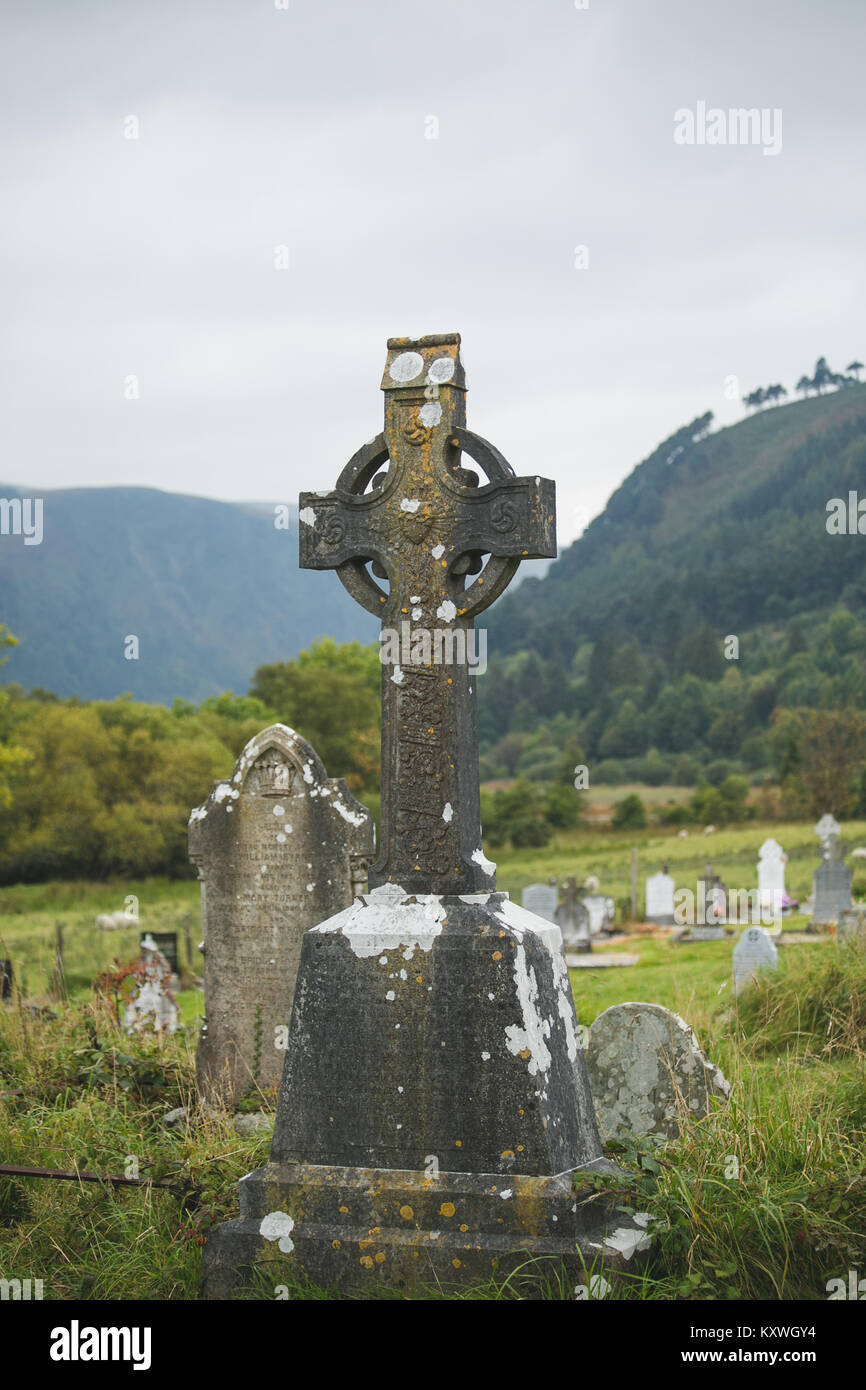 Alte irische Keltische Rad Kreuz auf dem Friedhof auf der alten monastischen Siedlung im Tal von Glendalough, County Wicklow, Irland Stockfoto