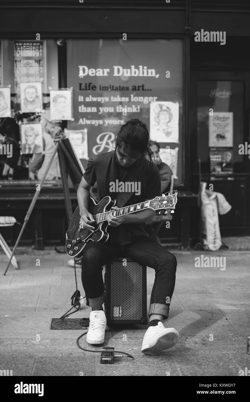 Mann artist Straßenmusik spielen eine Gibson Gitarre in der Grafton Street in Dublin, Irland Stockfoto