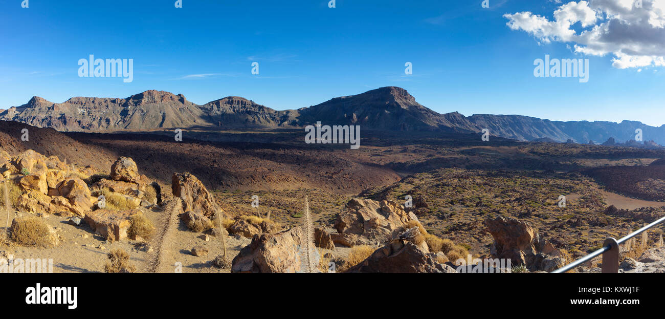 Panoramablick auf Teneriffa - Steine und Felsen in der Nähe und Gipfeln in der Ferne - große Bilder für grosse Druck geeignet Stockfoto