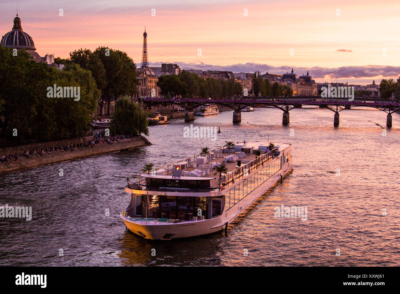 Seine Kreuzfahrt Schiff und Restaurant Schiff warten auf Touristen im Sommer von Paris - Frankreich Stockfoto