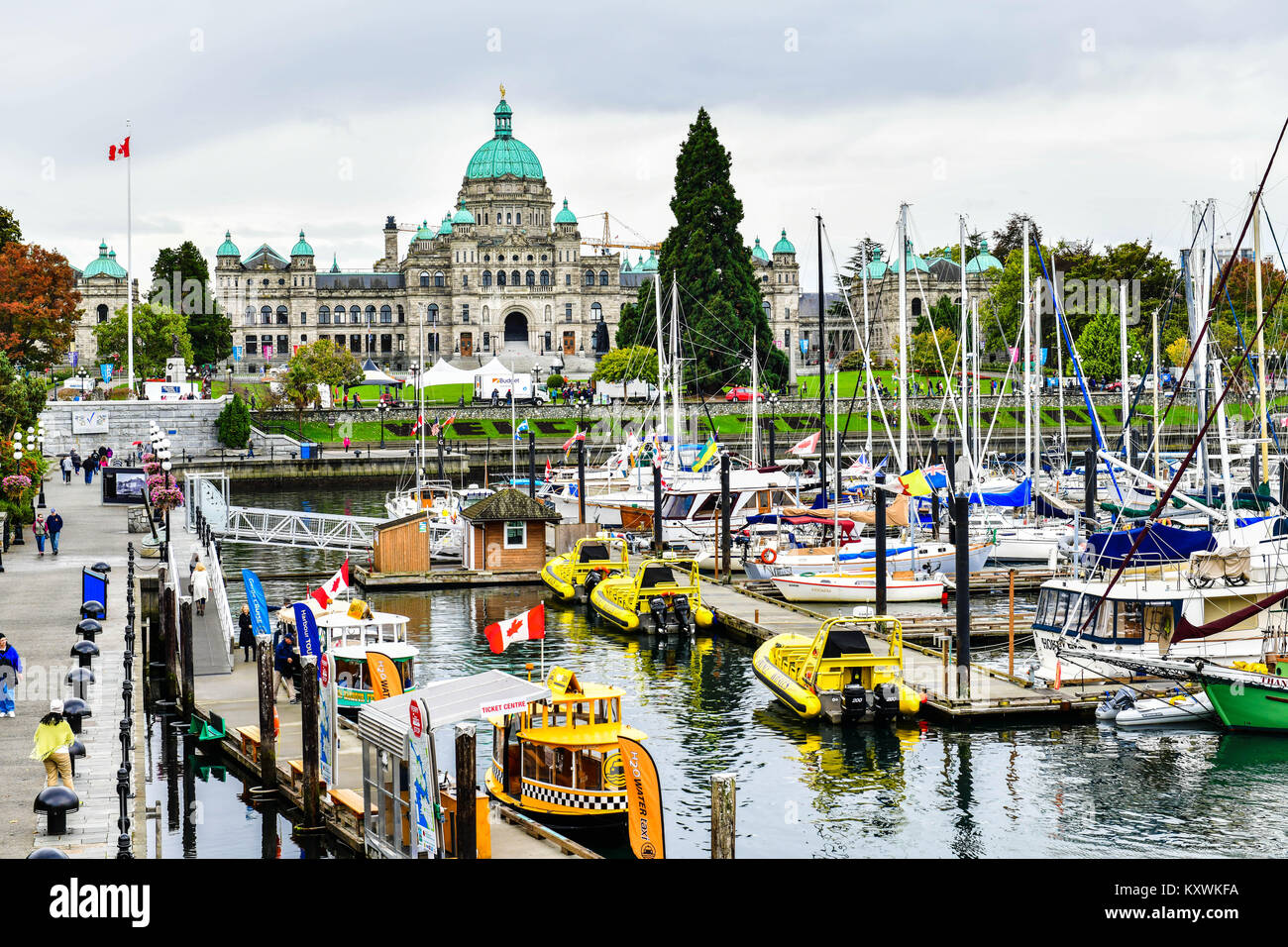 Blick auf den Victoria Inner Harbour und British Columbia Provincial Parliament Building Stockfoto