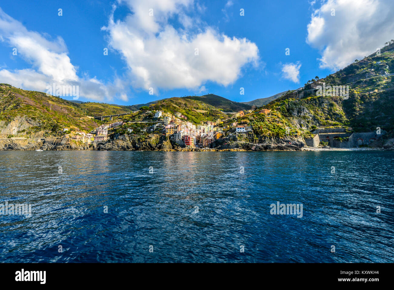 Das bunte Dorf am Meer von Riomaggiore Italien, Teil der Cinque Terre an der ligurischen Küste des Mittelmeers Stockfoto