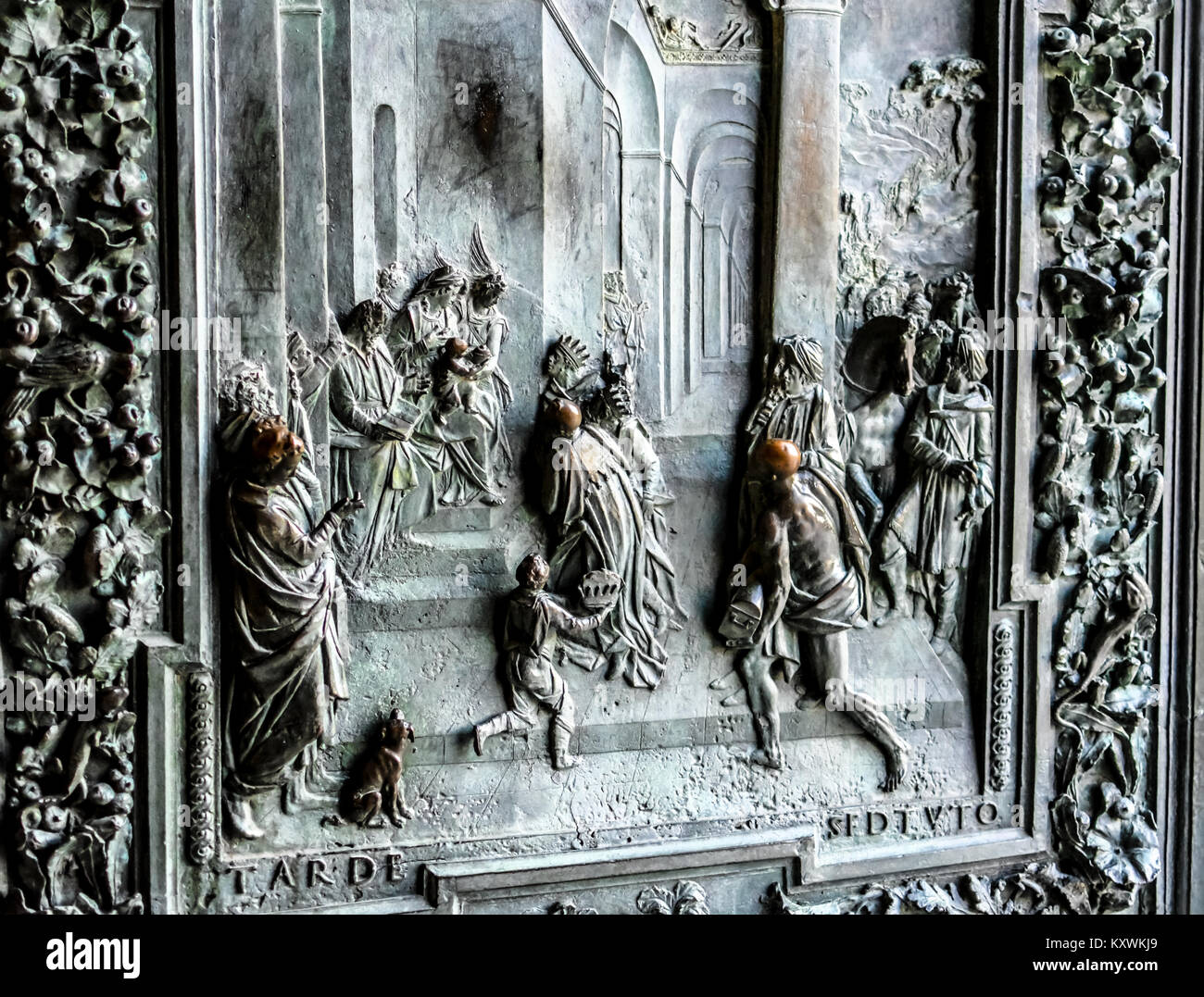 Die bronzene Tür detail Reliefs mit Szenen aus dem Neuen Testament auf die Tür des Dom oder die Kathedrale von Pisa in Pisa, Italien Stockfoto