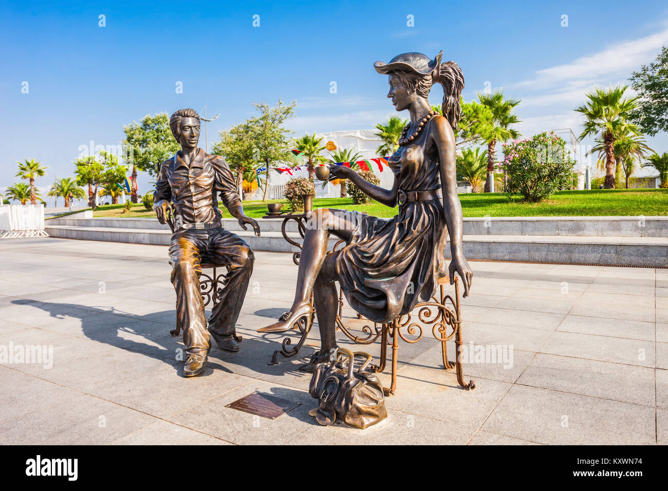 BATUMI, Georgien - 22. SEPTEMBER 2015: Skulptur Zusammensetzung 'Me, und Batumi' von Irakli Tsuladze in Wunder Park in der Nähe der alphabetischen Turm in Batumi, G Stockfoto