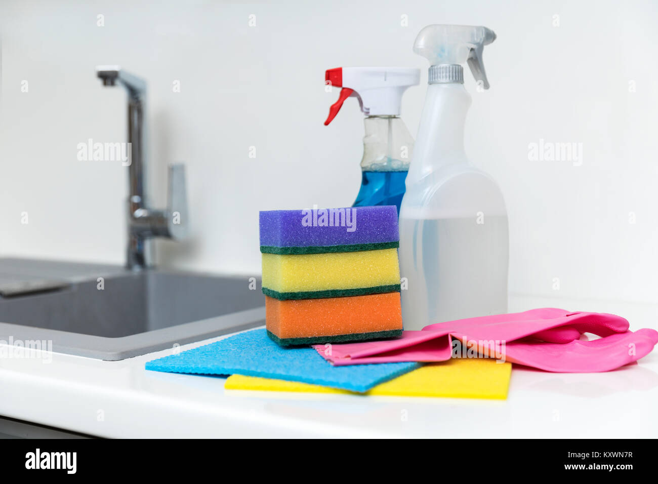 Küche Reinigungsmittel und -geräte auf Weiß Arbeitsplatte Stockfoto