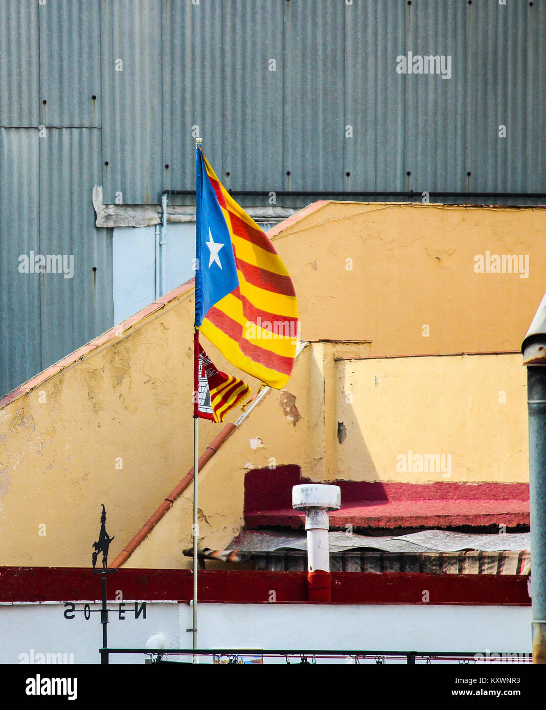 Gebäude mit Flagge von Katalonien winken im Wind (estelada), Barcelona, Katalonien, Spanien. Stockfoto