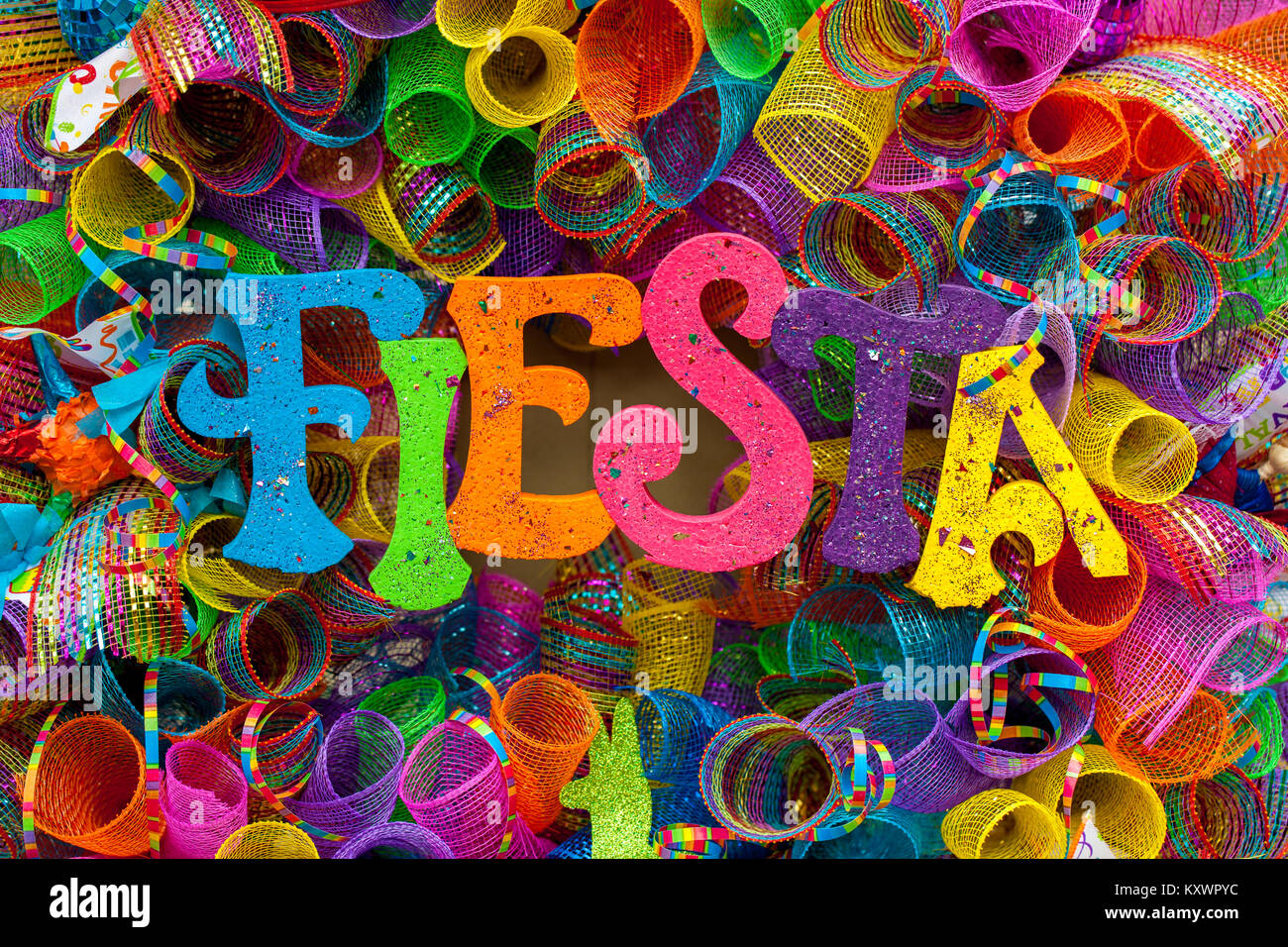 Das Wort 'Fiesta' in bunten Buchstaben mit Glitzer und bunten Brei geschrieben Stockfoto
