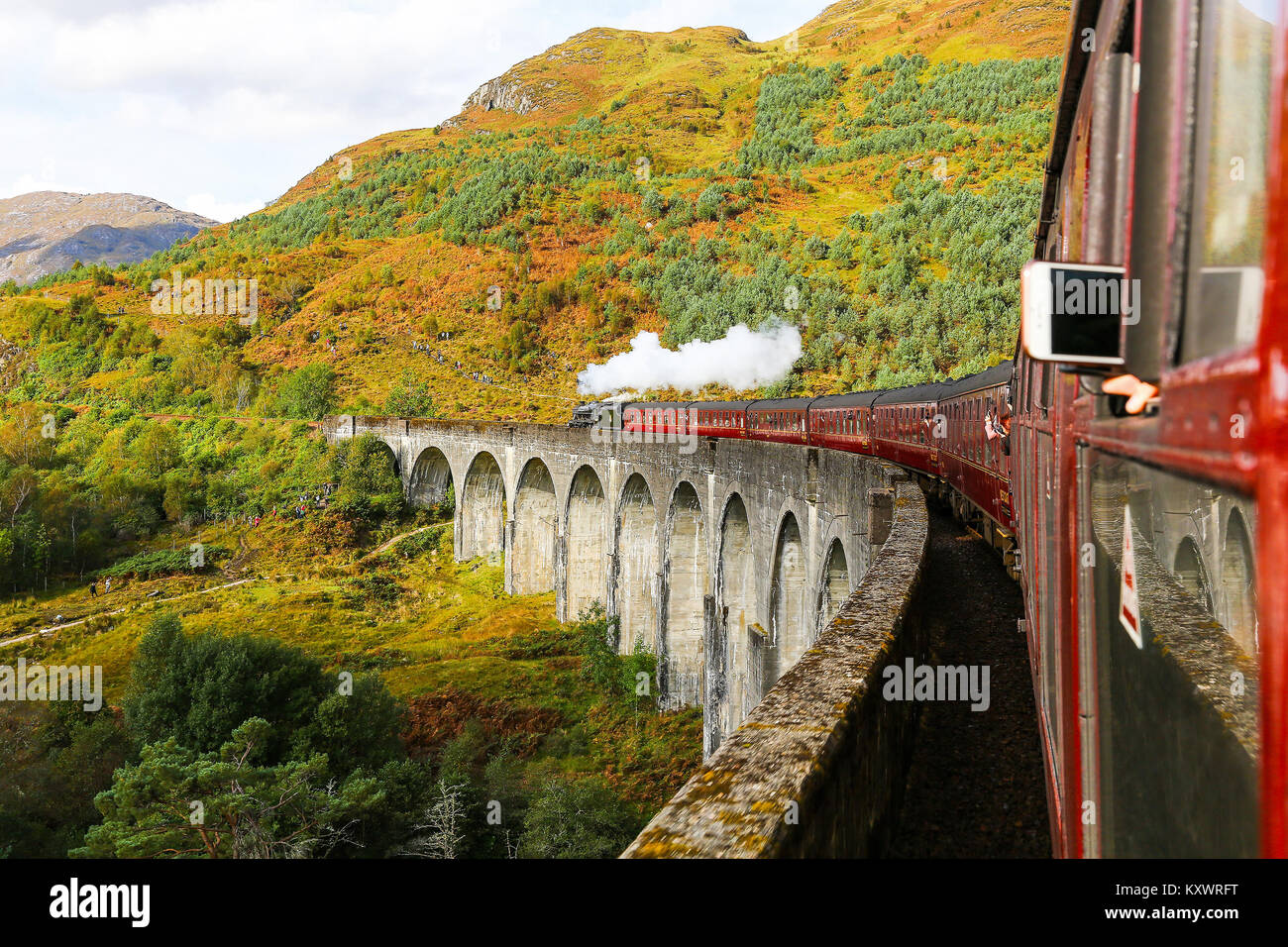 Bild aus der Jacobite Steam Train Express über dem glenfinnan Viadukt auf der West Highland Line, Schottland genommen Stockfoto