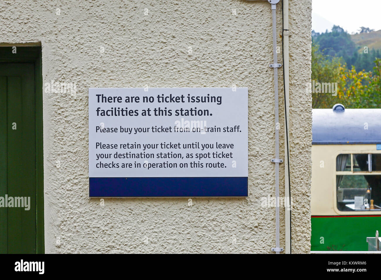 Ein Zeichen oder Mitteilung an Glenfinnan Bahnhof sagen gibt es keine ticket Einrichtungen Ausstellung auf dieser Station, Glenfinnan, Schottland, Großbritannien Stockfoto