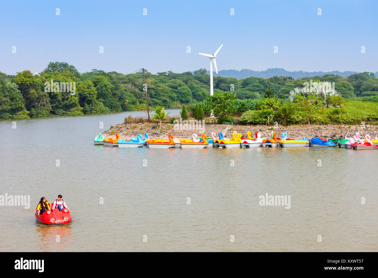 CHANDIGARH, INDIEN - November 04, 2015: Sukhna See in Chandigarh, Indien, ist ein Reservoir an den Ausläufern des Himalaya, das shivalik Hills. Stockfoto