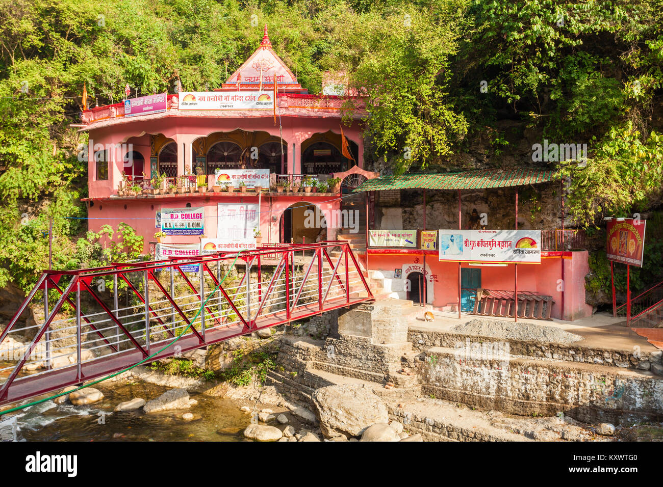 DEHRADUN, INDIEN - November 07, 2015: Tapkeshwar Mahadev Tempel in Dehradun ist einer der berühmtesten Tempel zu Lord Shiva in Indien gewidmet. Stockfoto