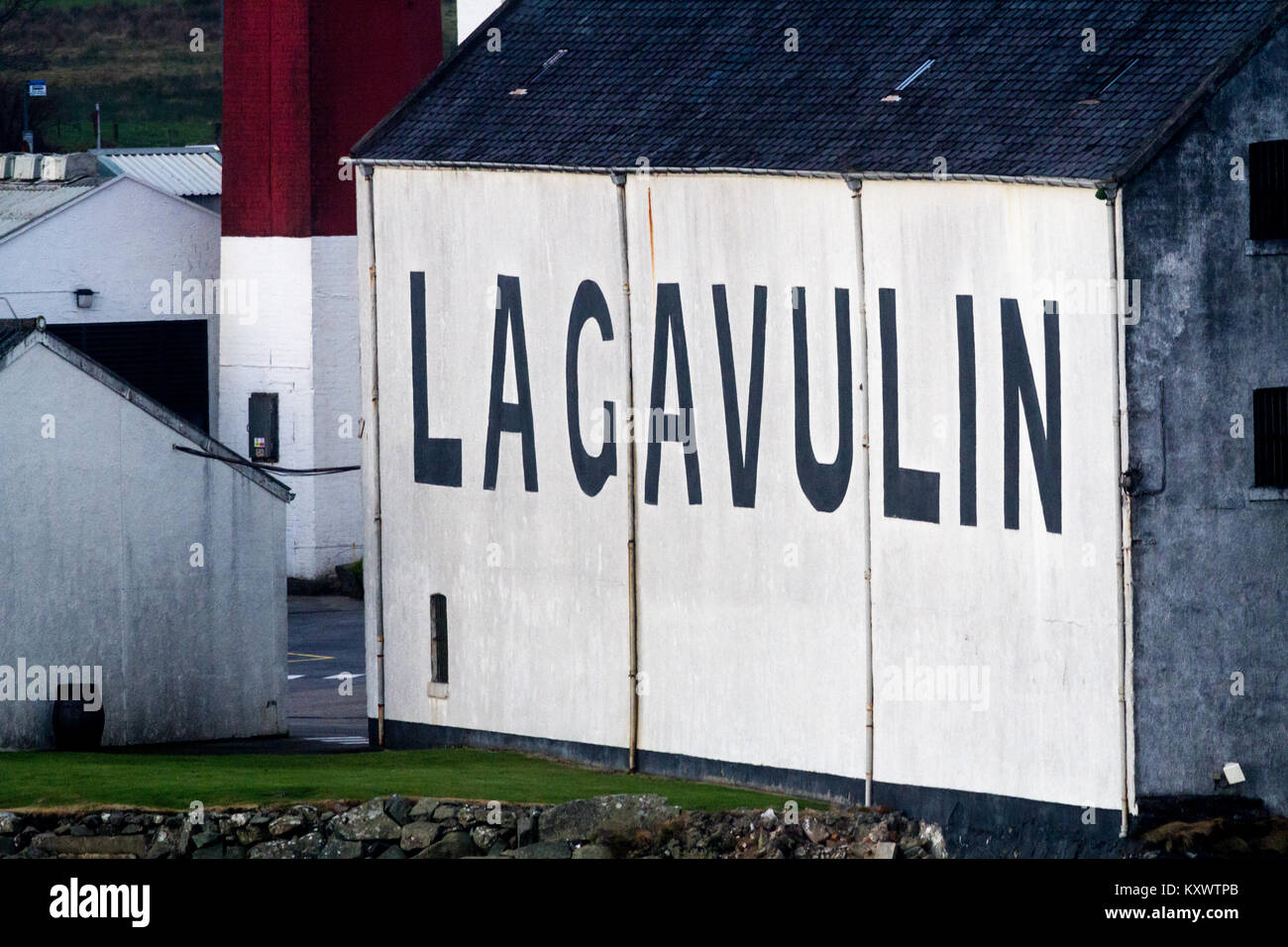 Nahaufnahme der außerhalb der Lagavulin Whisky Distillery großen schwarzen Buchstaben auf Weiß getünchte Wände, Isle of Islay, Schottland Stockfoto