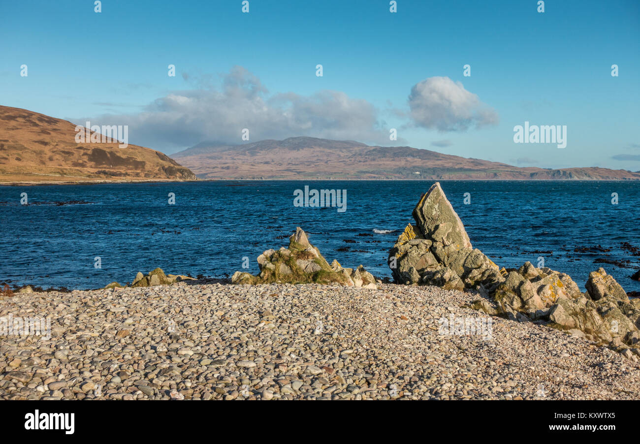 Proaig Strand mit Blick auf die Insel Jura, in der Nähe von Ardtalla, Isle of Islay, Schottland Stockfoto