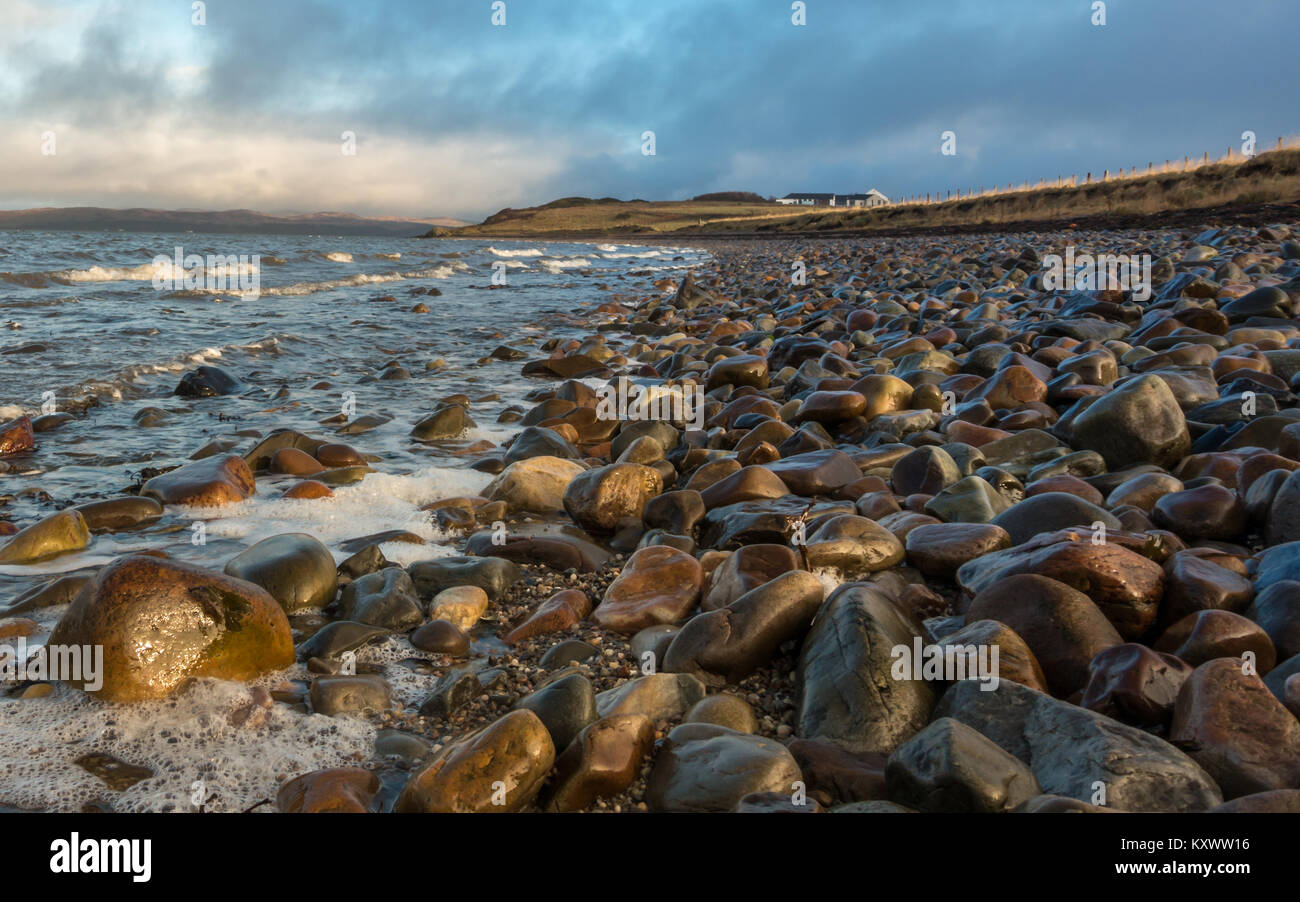 Auf der Suche nach Bowmore aus der Bowmore Kieselstrand, Isle of Islay, Schottland Stockfoto
