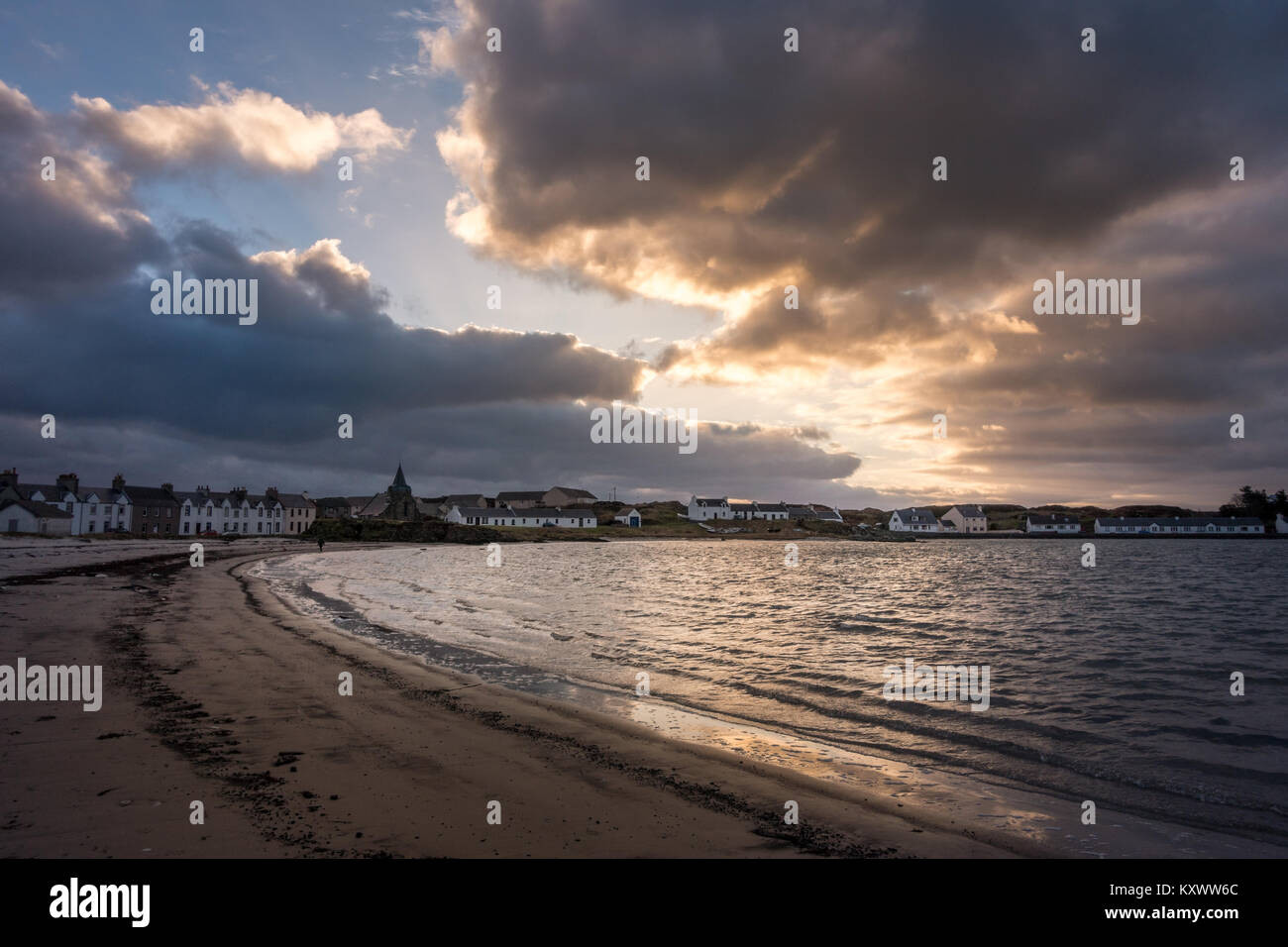 Port Ellen Bay und Häuser in der Abendsonne, von der Insel Islay Stockfoto