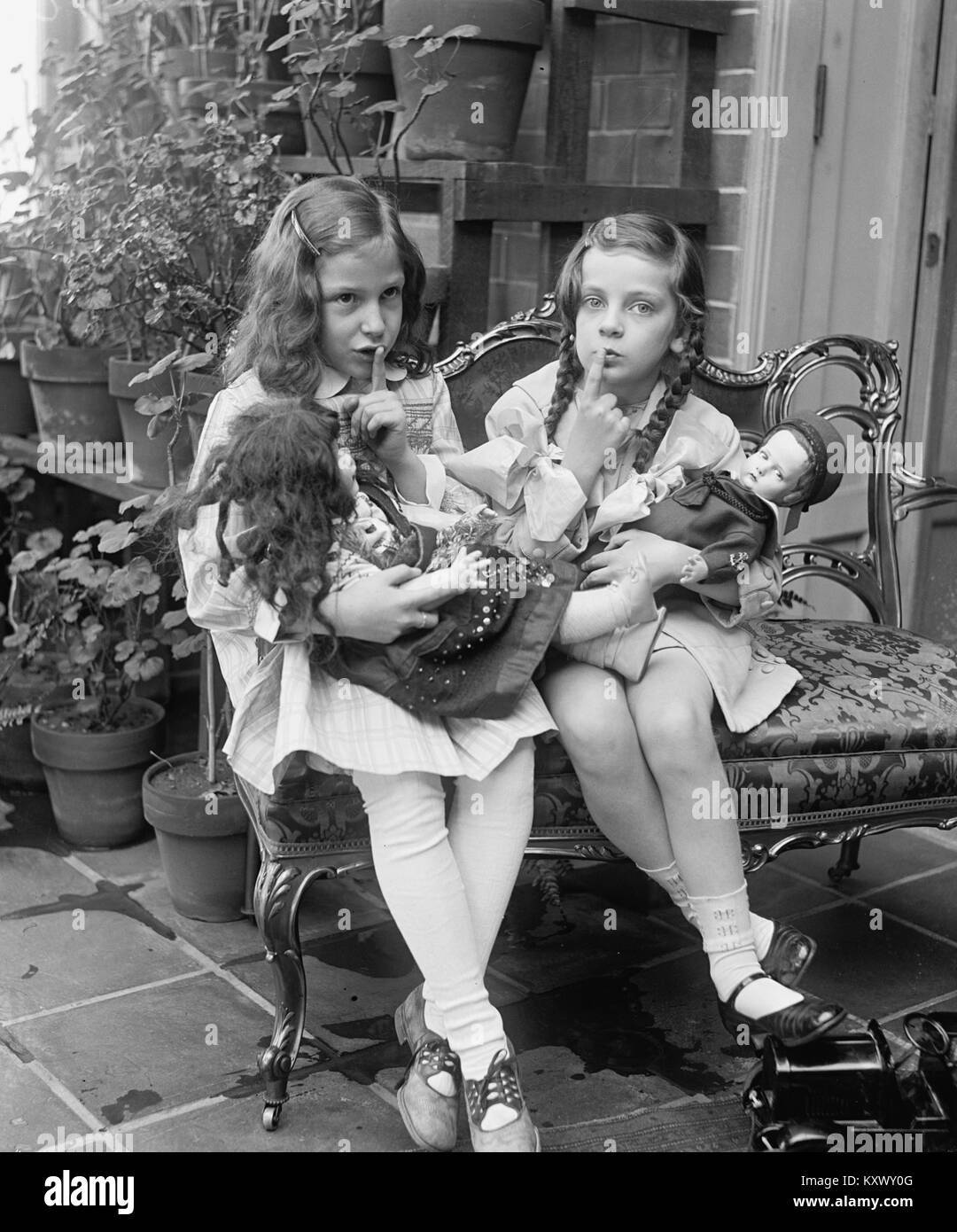 Zwei junge Mädchen mit Puppen Stockfoto
