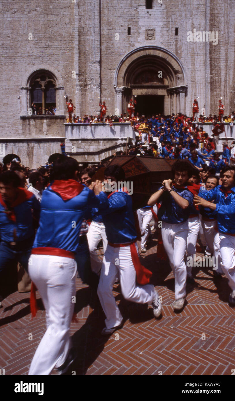 Menschen, die Piazza Grande, Ceri Festival, 2008; Gubbio, Italien. Stockfoto