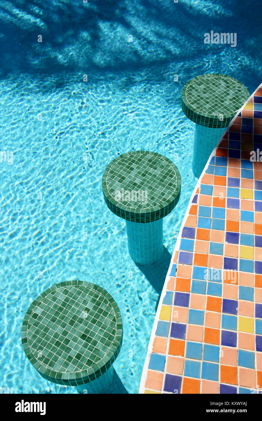 Buntes Mosaik Barhocker in einem Pool Stockfoto