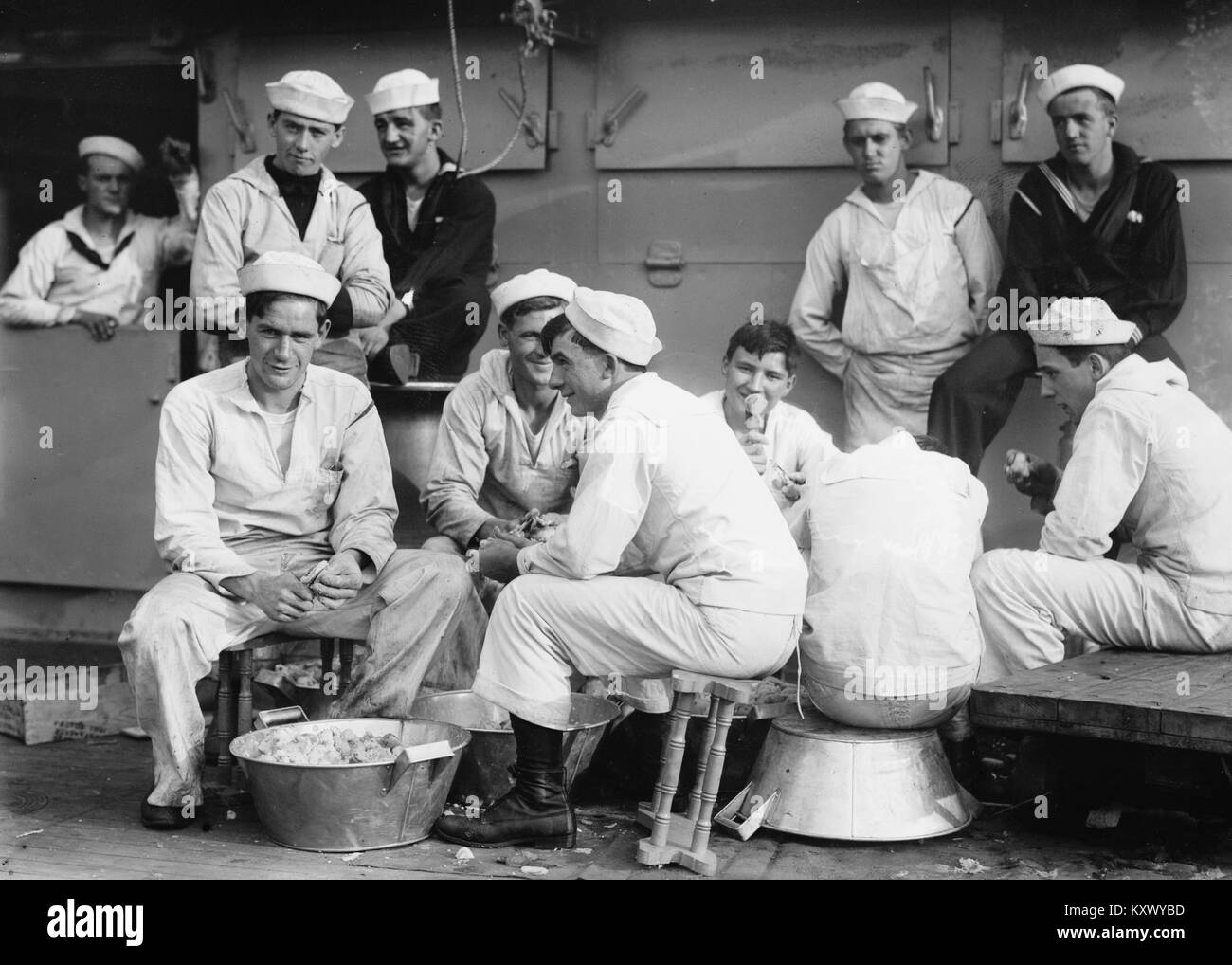 Die uns Marine Züge große Sparschäler und sendet ihre Seeleute auf Patrouille Küche Stockfoto