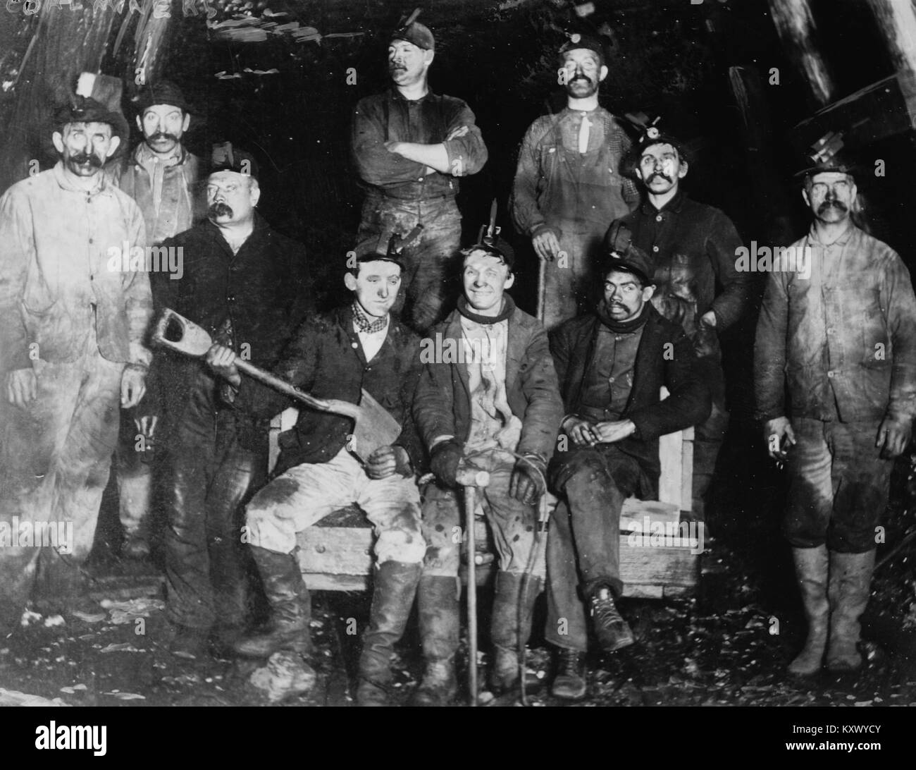 In Kohlenstaub bedeckt, darstellen die Bergleute nach einem Tag Arbeit Stockfoto