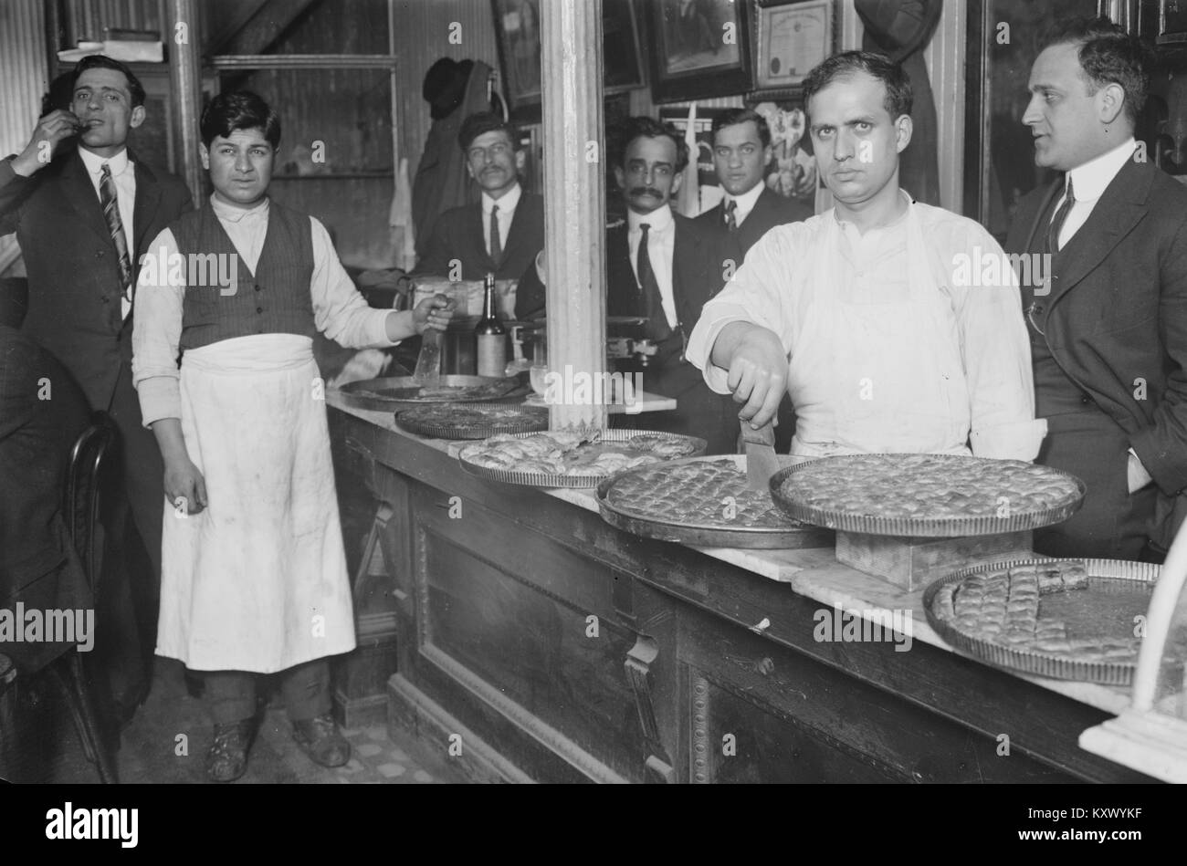 Syrische Restaurant Services seine Gebäck Stockfoto