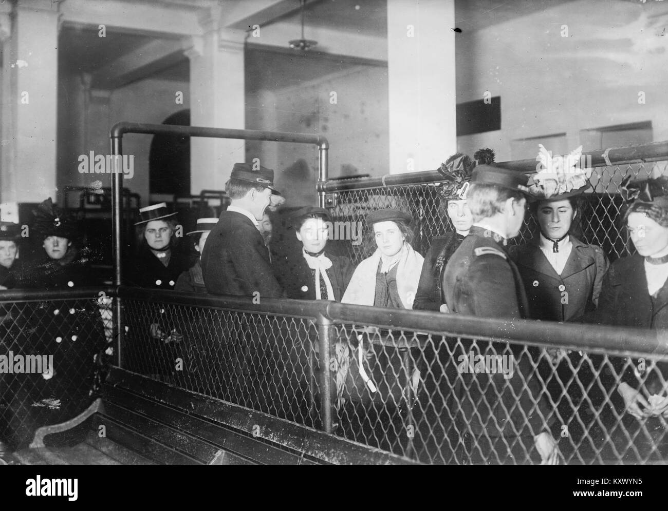 Einwanderer für die Einreise in die Vereinigten Staaten auf Ellis Island verarbeitet wird Stockfoto