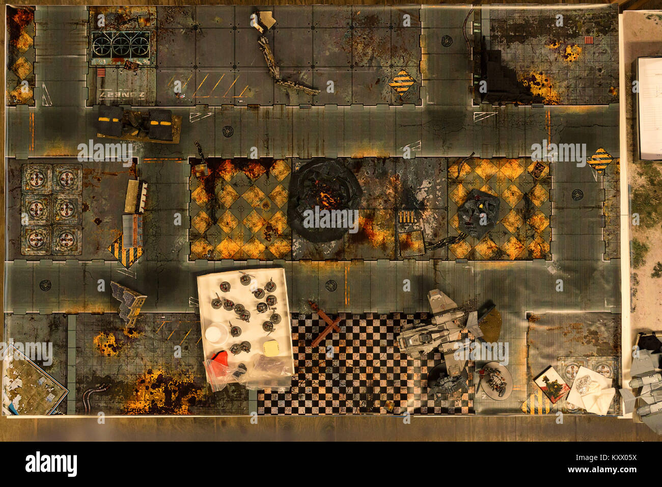 Ansicht von oben junge Männer spielen brettspiel Stockfoto