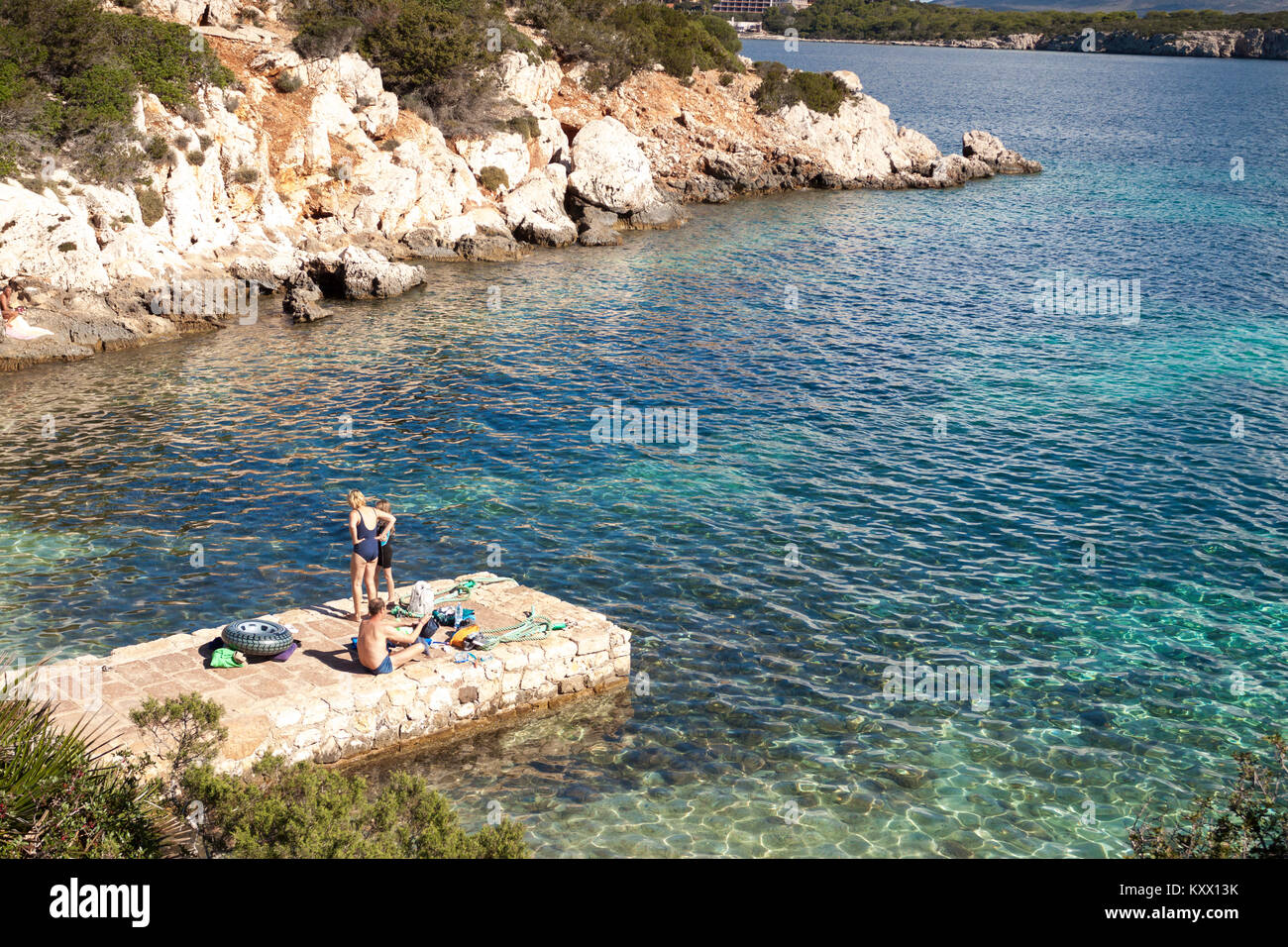 Ruhige Familie morgen im Jachthafen von Cala Dragunara. Alghero, Sardinien. Italien Stockfoto