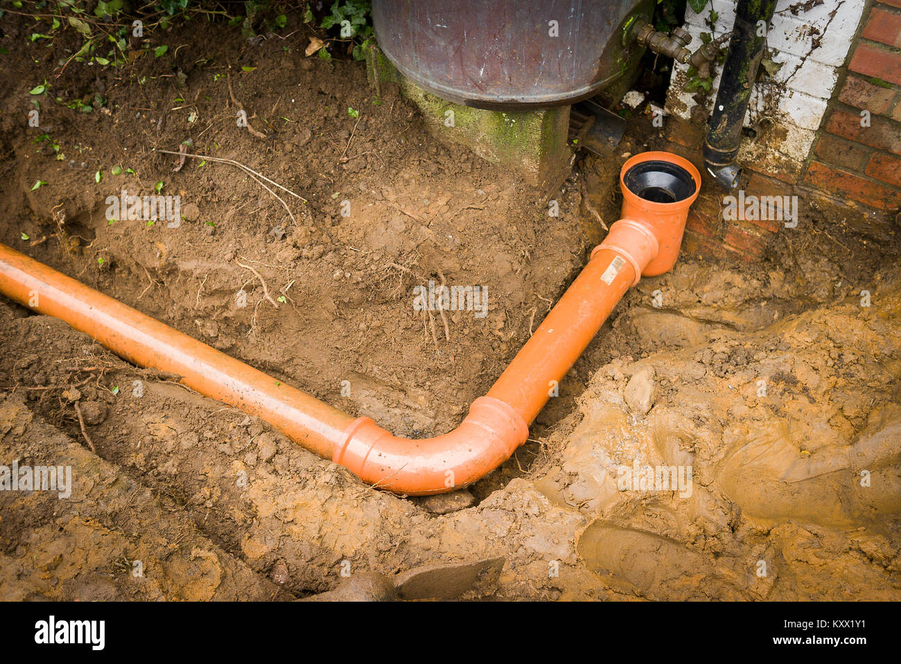 Neu verlegten Abflußleitung installiert wird Regenwasser aus der Fundamente in Großbritannien zu entfernen. Stockfoto
