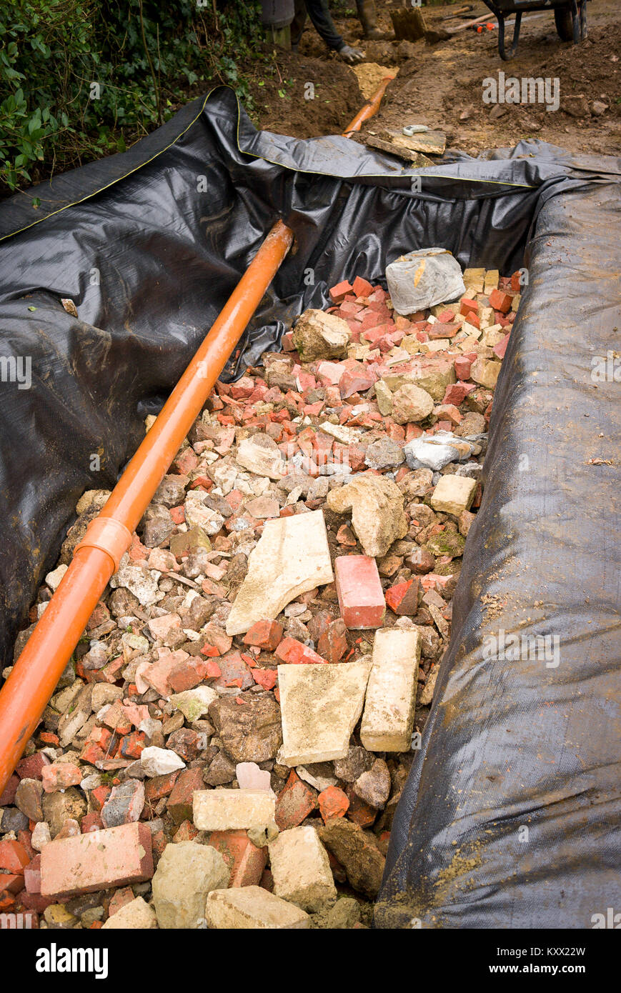 Eine neu gegrabenen Grube mit Ziegel und Stein verschüttet ein Regenwasser soakawy aus Gebäude Stiftungen in Großbritannien zu bilden Stockfoto