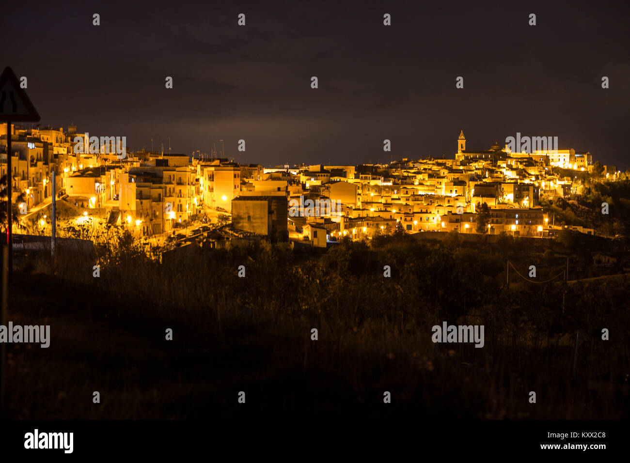 Blick auf das alte Dorf bei Nacht. Minervino Murge, Apulien, Italien Stockfoto